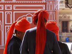 turbantes en el palacio real