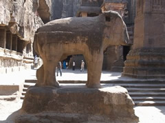 Elefante en piedra de tamaño natural