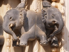 Elefante en la fachada del templo